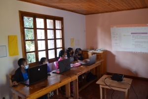 Les jeunes participants à la formation sur le développement d&#039;applications. 