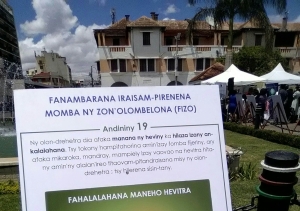 30 tableaux sont exposés pour représenter les 30 articles de la DUDH devant l’Hôtel de ville à Analakely. 