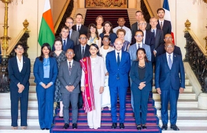 Photo de groupe des deux délégations à l&#039;issu de la réunion, d&#039;hier à Paris.