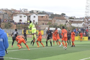 Zakanirina Rakotoasimbola, dit Nina, le portier de l’Elgeco plus est élu meilleur joueur du tournoi grâce à ses arrêts lors des assauts des Fosa Juniors après le but de 1-0 à la première mi-temps.