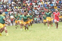 Un match de rugby féminin.