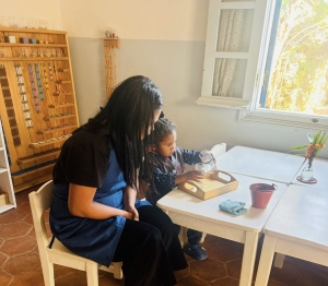 La p&eacute;dagogie Montessori appliqu&eacute;e aux enfants issus de milieux d&eacute;favoris&eacute;s.