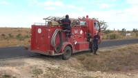 Les sapeurs-pompiers et leur voiture de service sont arrivé à Marohogo, Mahajanga II dans leur nouveau camp
