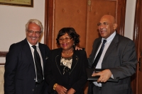 Au milieu, Ruffine Tsiranana a été la première femme candidate au scrutin présidentiel à Madagascar