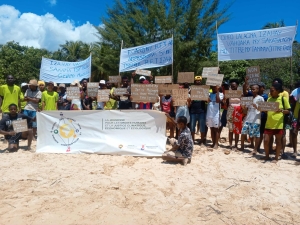 Des jeunes issus du R&eacute;seau des Jeunes pour le D&eacute;veloppement durable expriment leur inqui&eacute;tude.