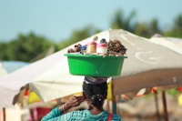 La vente de produits de beauté sur les plages de Mahajanga entre dans le secteur informel.