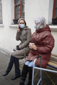 Plein coup de femmes âgées assises sur un banc