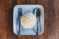 Le riz étuvé contient plus de fibres et de protéines