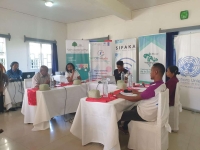 Mamintiana Félicia, Sambo Jean Marie, Rabemazaka Zoberie, et Razafindraibe Rodrigue pendant l’enregistrement du débat en public à Fort Dauphin. 