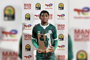 Koloina est élu homme de match lors du dernier match du poule
