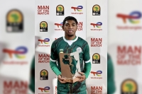 Koloina est élu homme de match lors du dernier match du poule