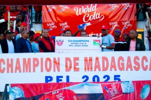 Alfred Ranriamanampisoa reçoit le chèque de 20.000 d&#039;ariary, prime de victoire de son équipe.