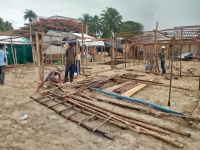 Les marchands au bord de la mer de Toamasina sont en train de bâtir le marché provisoire 