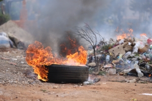 Un pneu brul&eacute; au beau milieu de la rue de Tsiadana, signe de la col&egrave;re des &eacute;tudiants de la Gen Z.