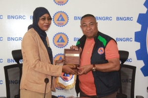 Le directeur général du BNGRC, Elack Andriankaja et la directrice de la protection civile du Tchad, Zenab Mahamat Adoum.