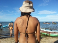 Le tatouage en forme de vague pour marquer l’indépendance de Misim à ses 18 ans