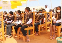 Des élèves malgaches avec le kit scolaire. 