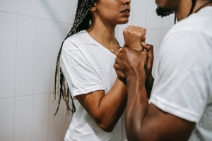 L&#039;imposition du mari se fait parfois via la violence physique. 