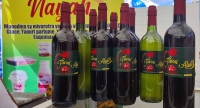 Le vin de tomate d'Ambatondrazaka est produit en trois goûts différents
