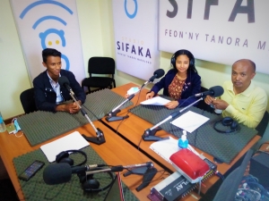 Lanto, Tantely et Karene lors de leur passage au Studio Sifaka.