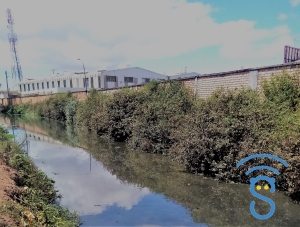 Les eaux déversées par les usines de textile dégagent souvent une odeur nauséabonde.