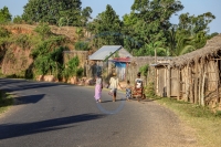 Les paysans traversent 30 km de marche pour vendre des fruits