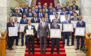 Remise de distinctions honorifiques et de r&eacute;compenses aux &eacute;quipes nationales Barea, aux entra&icirc;neurs ainsi qu&rsquo;aux pr&eacute;parateurs techniques