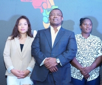 Haingo, à droite et Laura à gauche du président de l’Union africaine de Judo, Siteny Randrianasoloniaiko