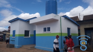 Ces toilettes publiques dans le marché d’Ampitatafika font partie des infrastructures bâties dans le cadre du projet FIAM. 
