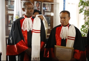 Dama et Bekoto représentent le groupe Mahaleo lors de la cérémonie de remise du Dr Honoris Causa à l&#039;Université d&#039;Antananarivo. 