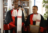 Dama et Bekoto représentent le groupe Mahaleo lors de la cérémonie de remise du Dr Honoris Causa à l'Université d'Antananarivo. 