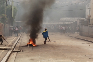 Les manifestants ont brulés des pneus sur la rues et cela cause une énorme fumée grise recouvrant le ciel d&#039;Analakely et ses environs.