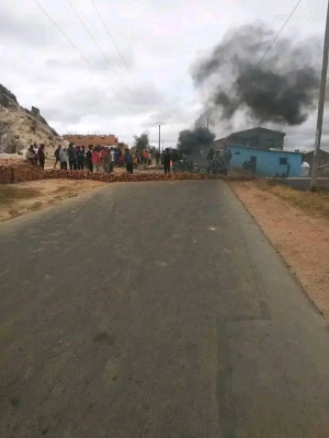 La route vers Vontovorona est barr&eacute;e par les manifestants.
