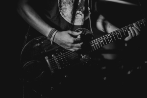 La couleur sombre représente généralement le rock pour beaucoup. 