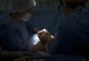 Au moins 4 membres du personnel médical doivent être présents lors d’une césarienne.